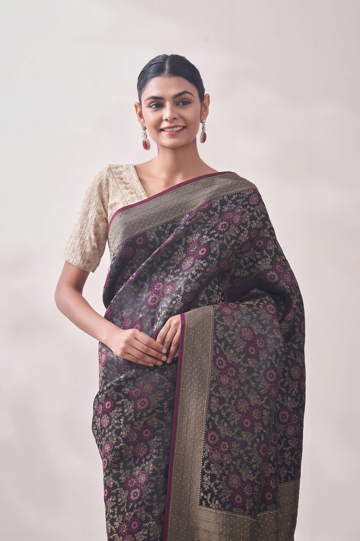Mohey Women Royal Wine Patterned Saree
