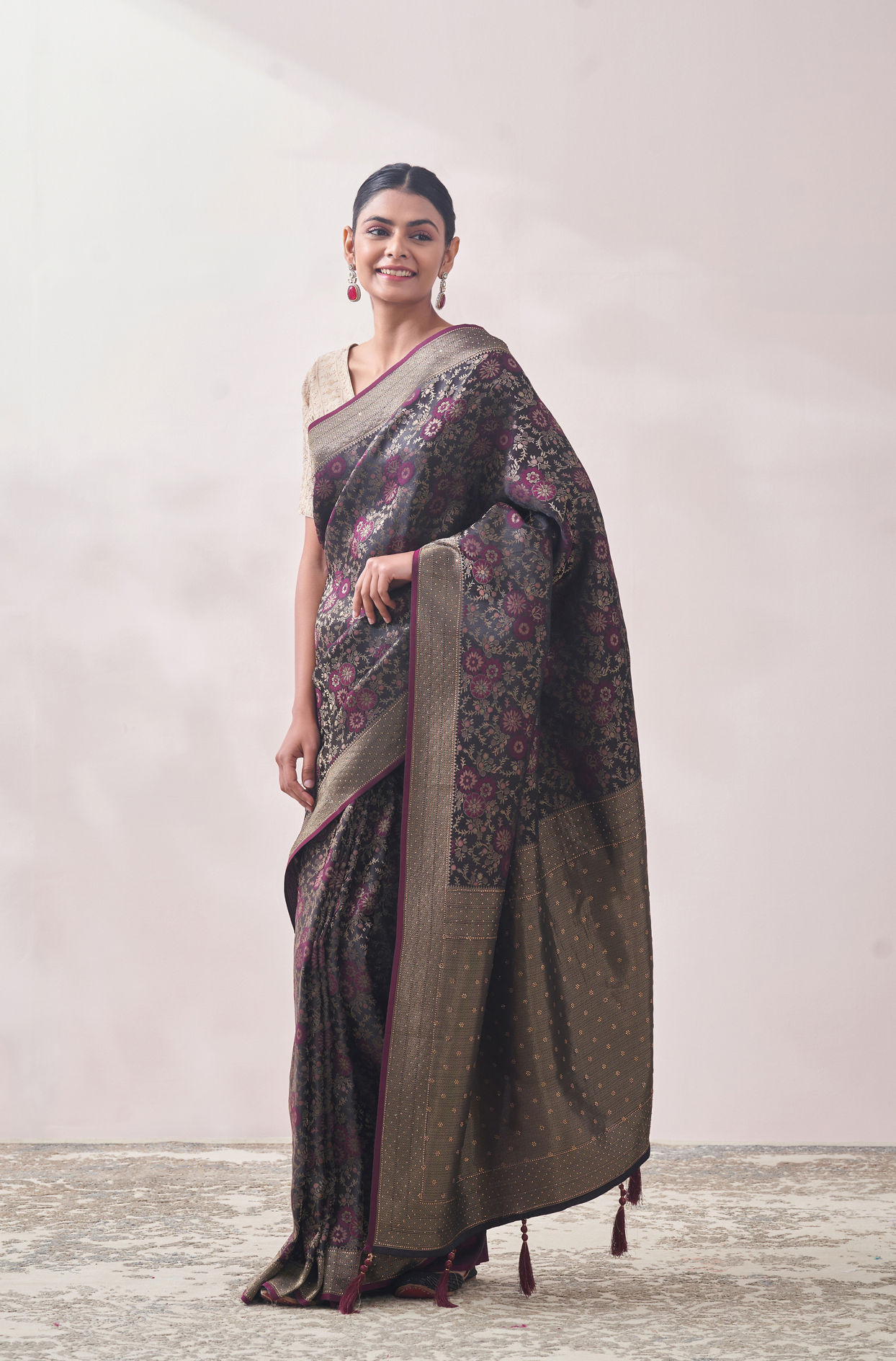 alt message - Mohey Women Royal Wine Patterned Saree image number 3