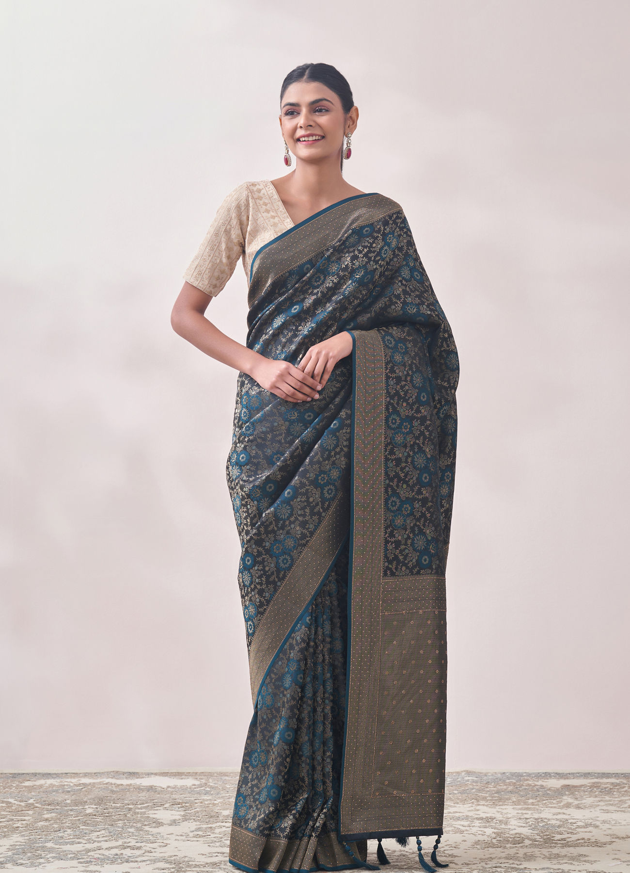 Mohey Women Teal Blue Floral Print Saree