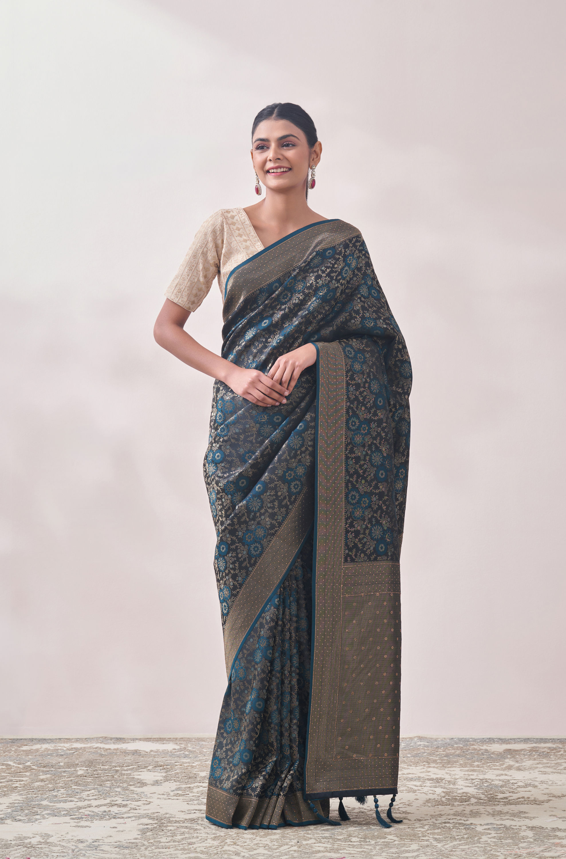 Mohey Women Teal Blue Floral Print Saree