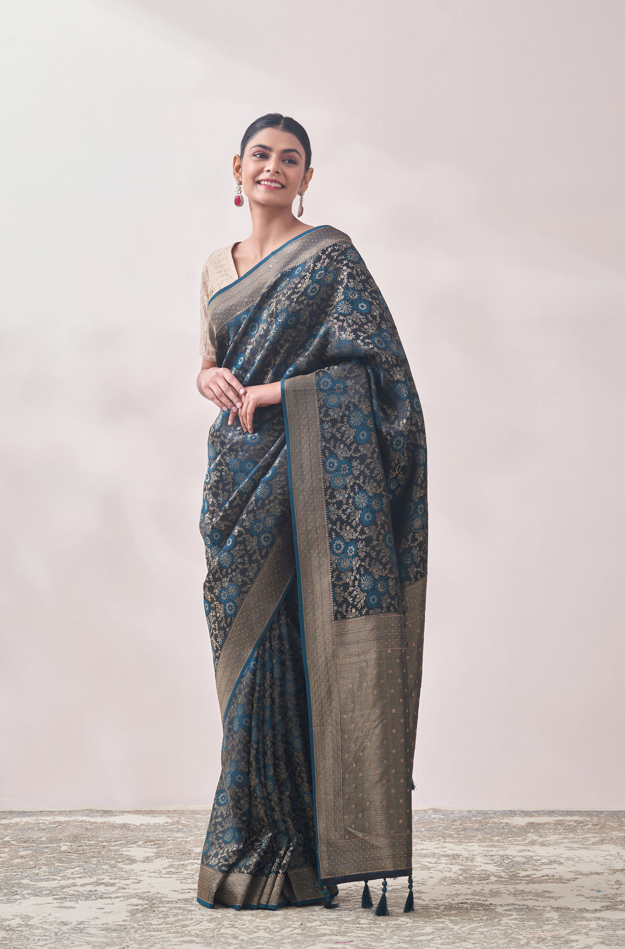 alt message - Mohey Women Teal Blue Floral Print Saree image number 3