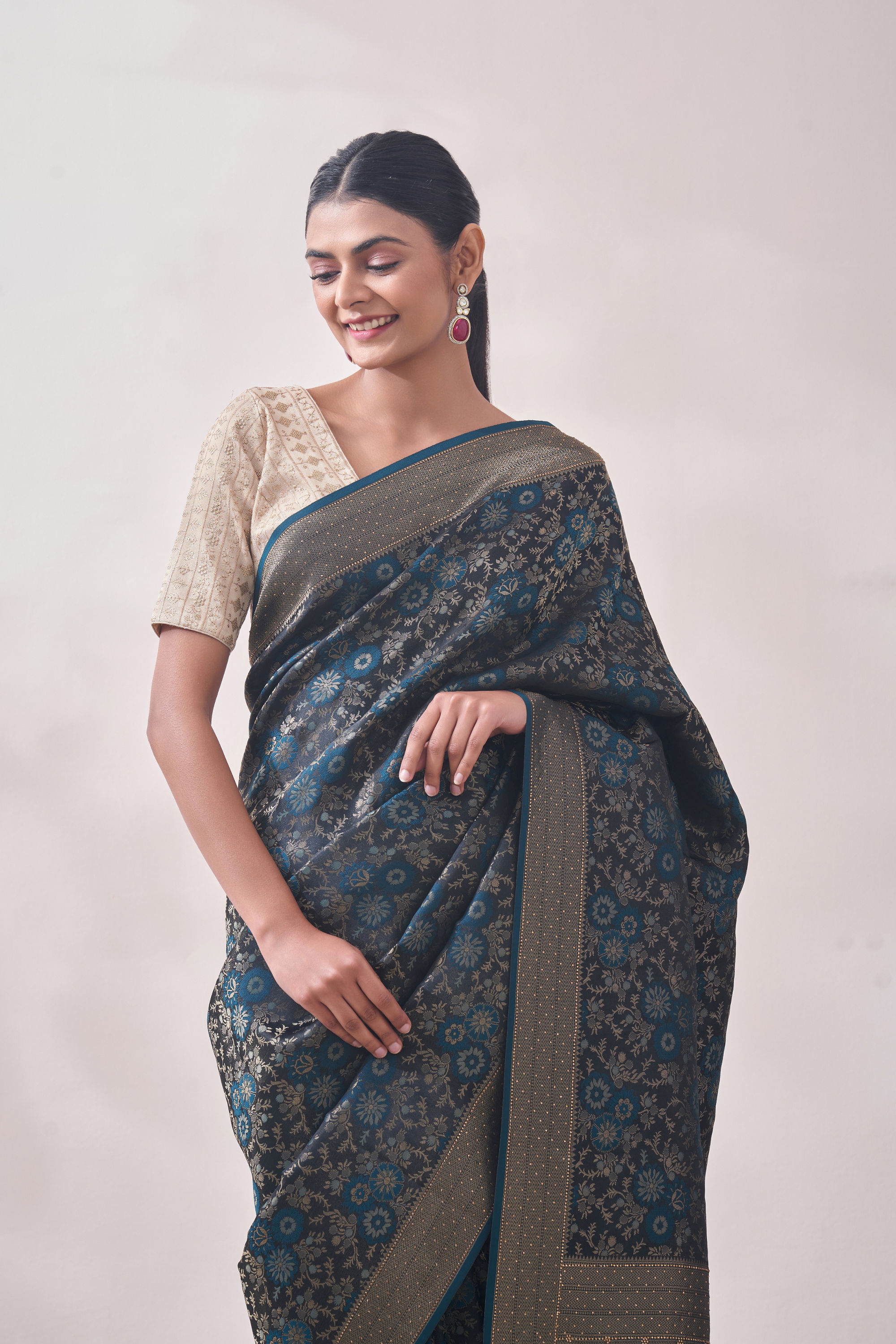 Mohey Women Teal Blue Floral Print Saree