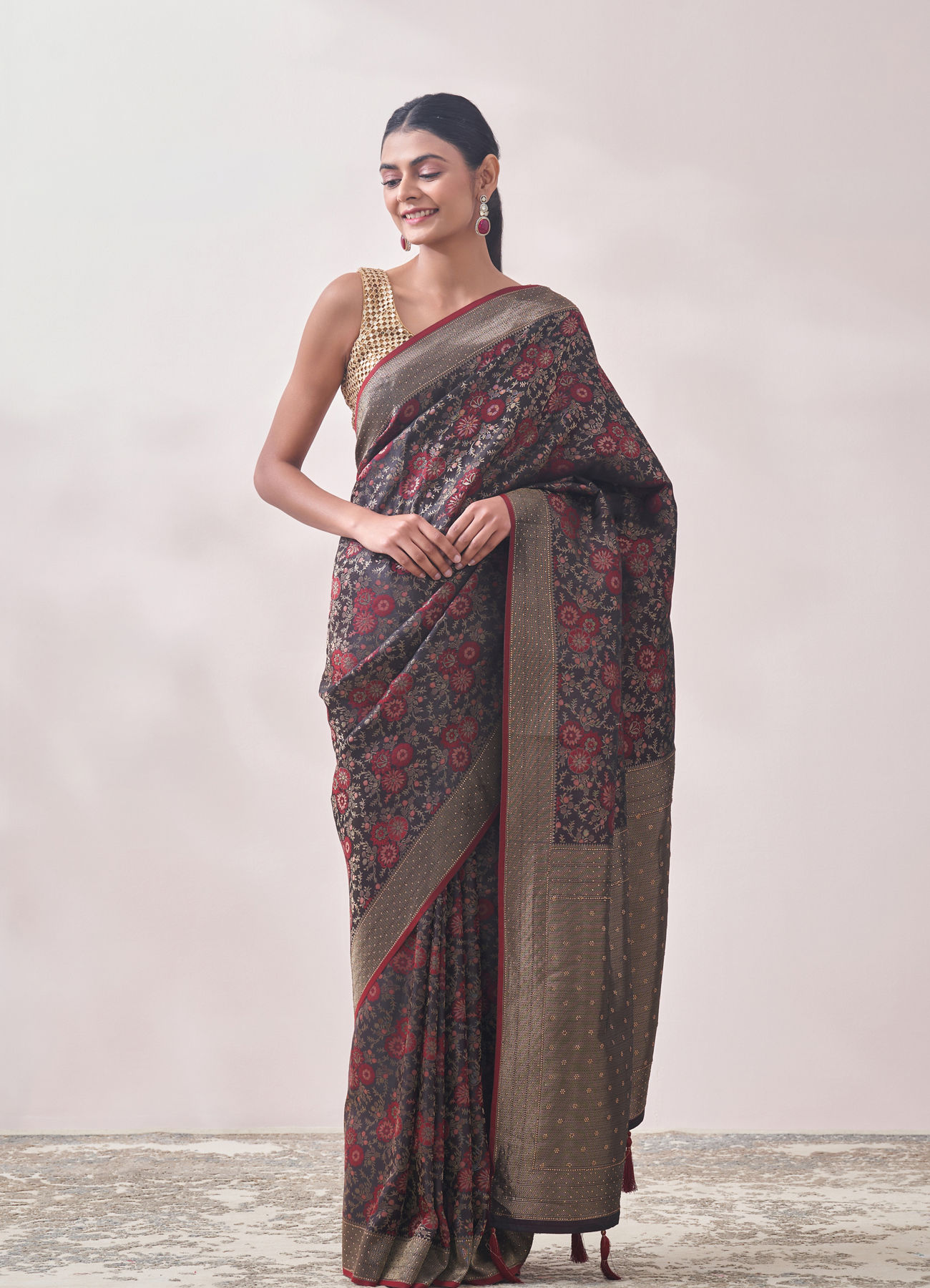 Mohey Women Maroon Floral Print Saree