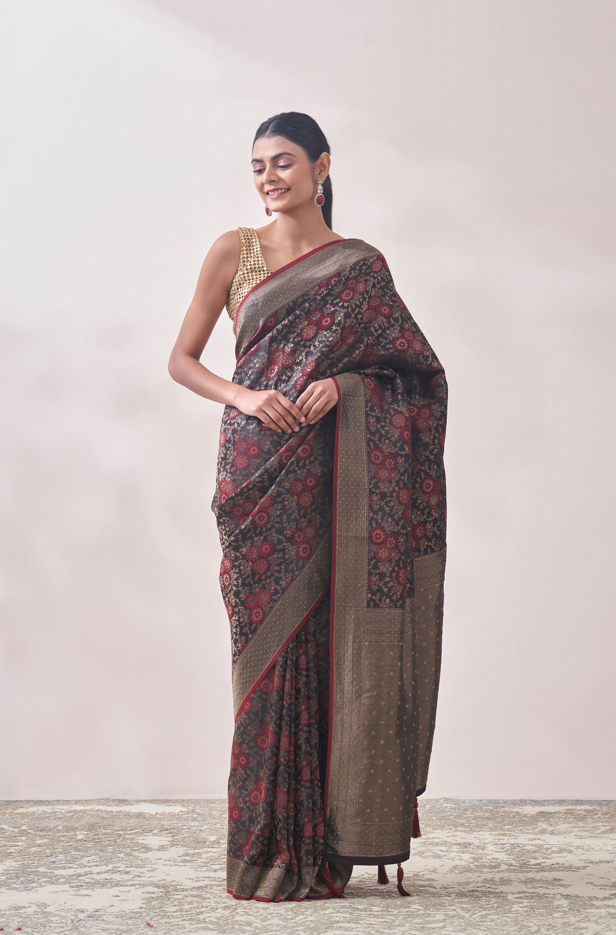 alt message - Mohey Women Maroon Floral Print Saree image number 0