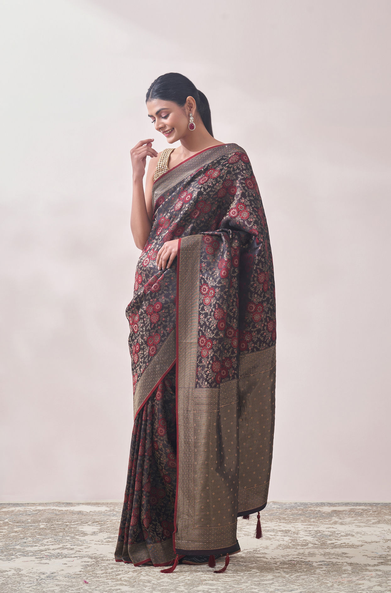 alt message - Mohey Women Maroon Floral Print Saree image number 3