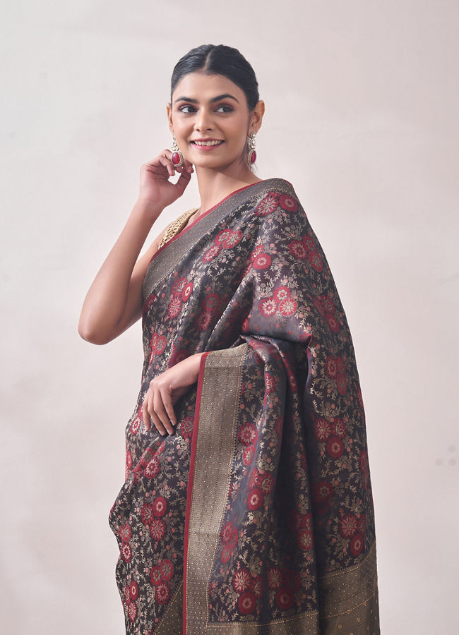 alt message - Mohey Women Maroon Floral Print Saree image number 1