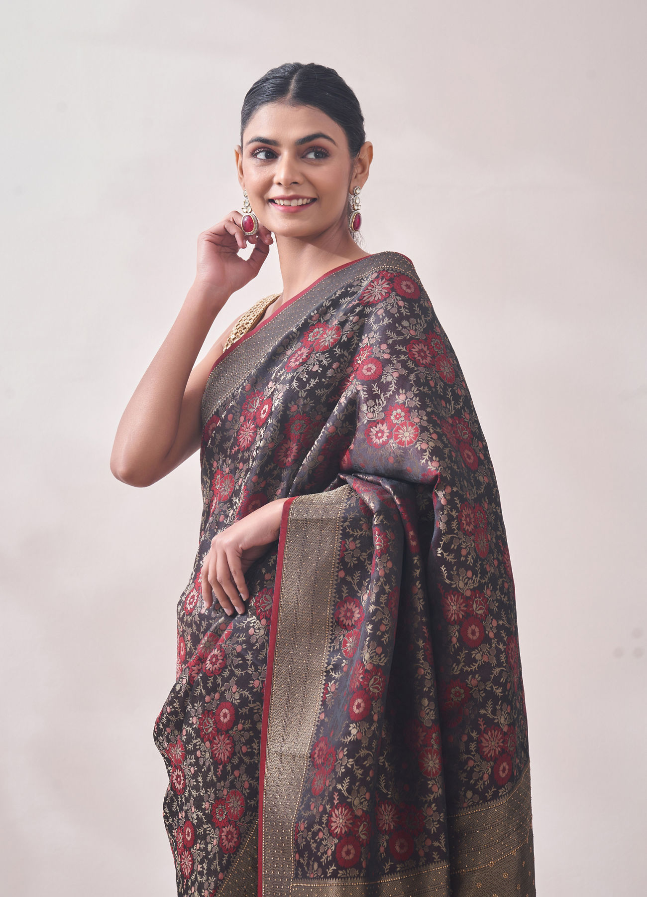 Mohey Women Maroon Floral Print Saree