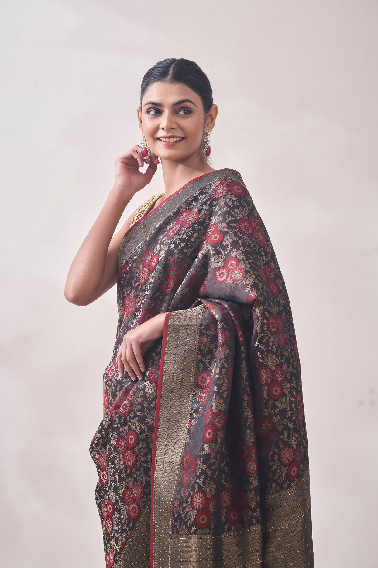 alt message - Mohey Women Maroon Floral Print Saree image number 1