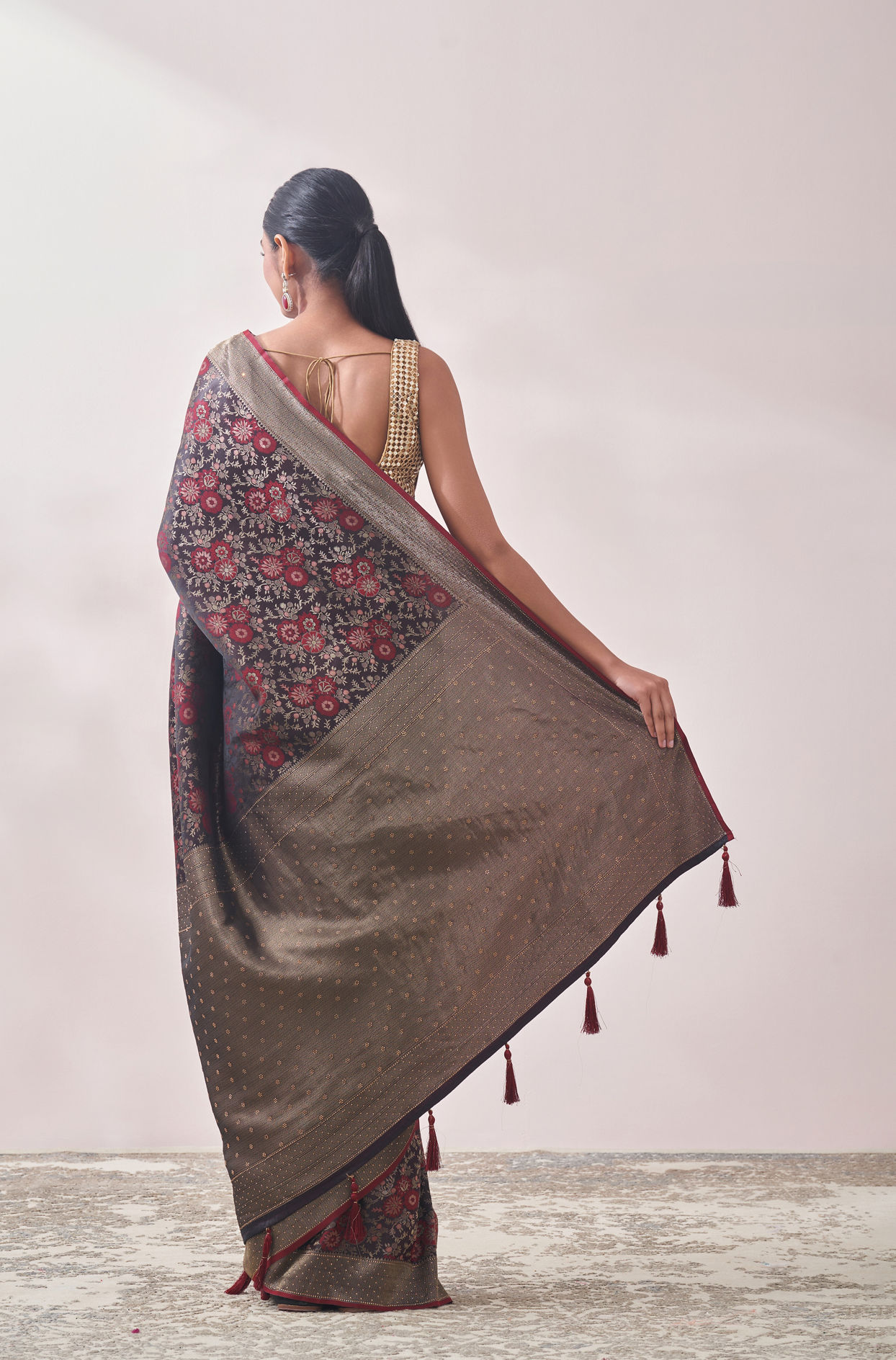 alt message - Mohey Women Maroon Floral Print Saree image number 2