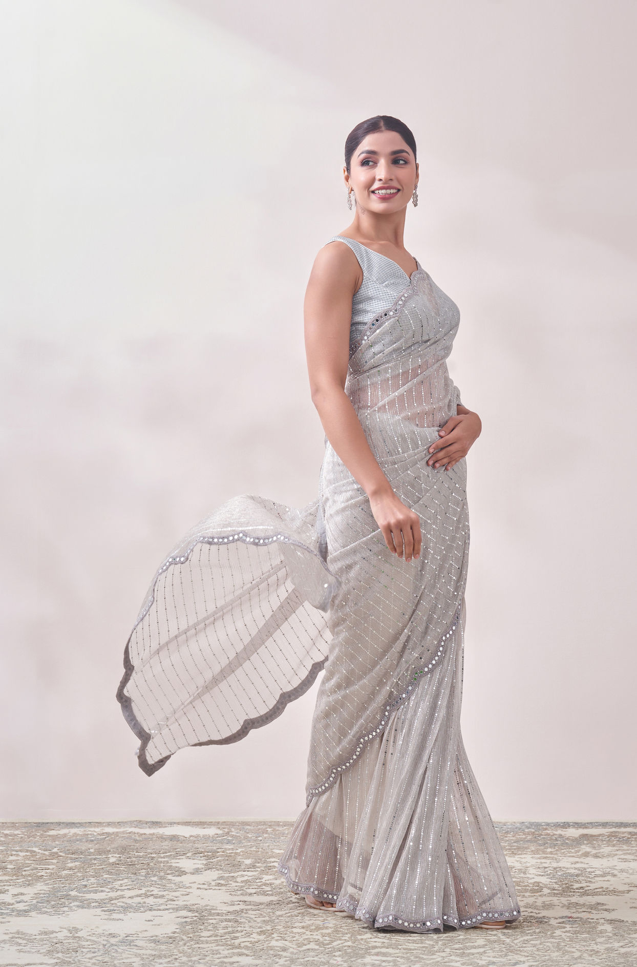 alt message - Mohey Women Smoke Grey Mirror Work Saree image number 3