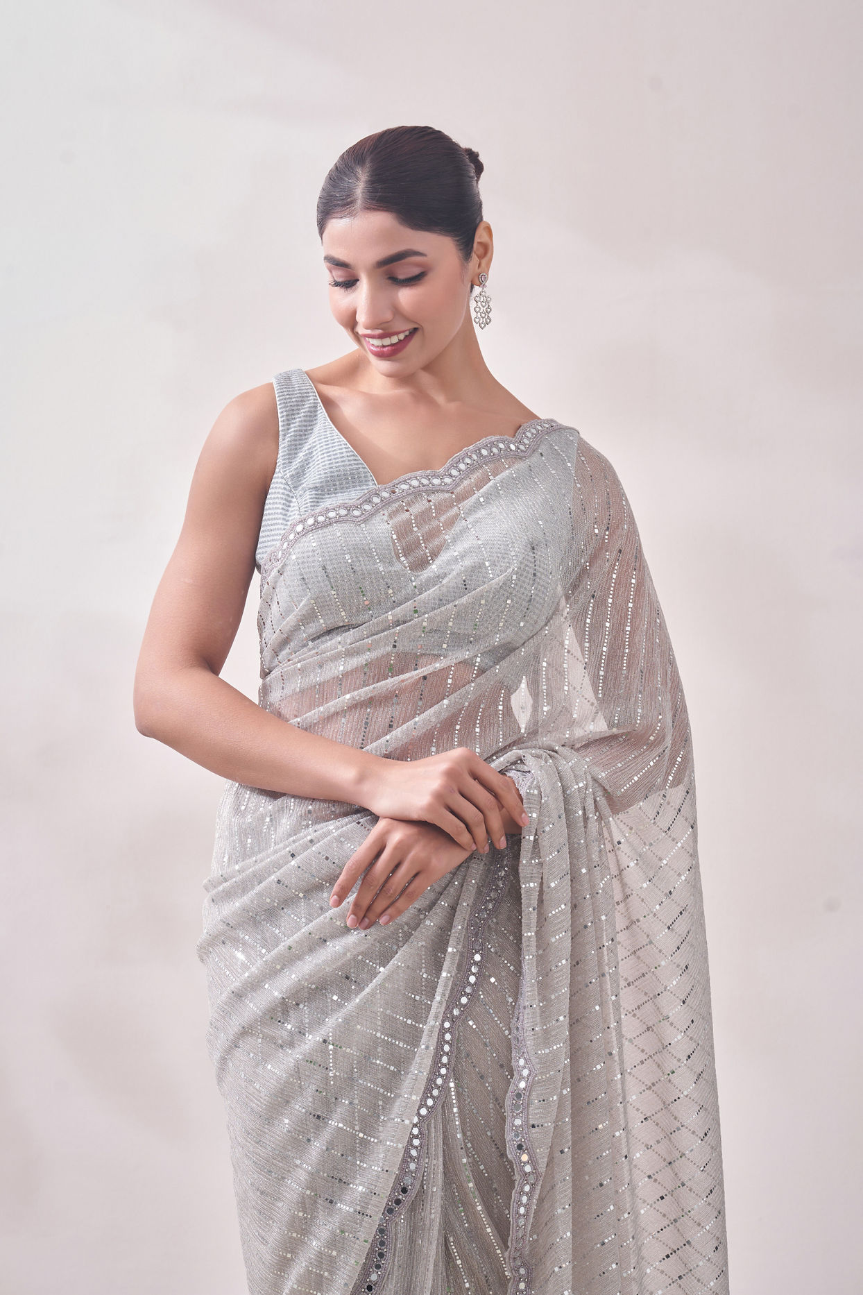 alt message - Mohey Women Smoke Grey Mirror Work Saree image number 1