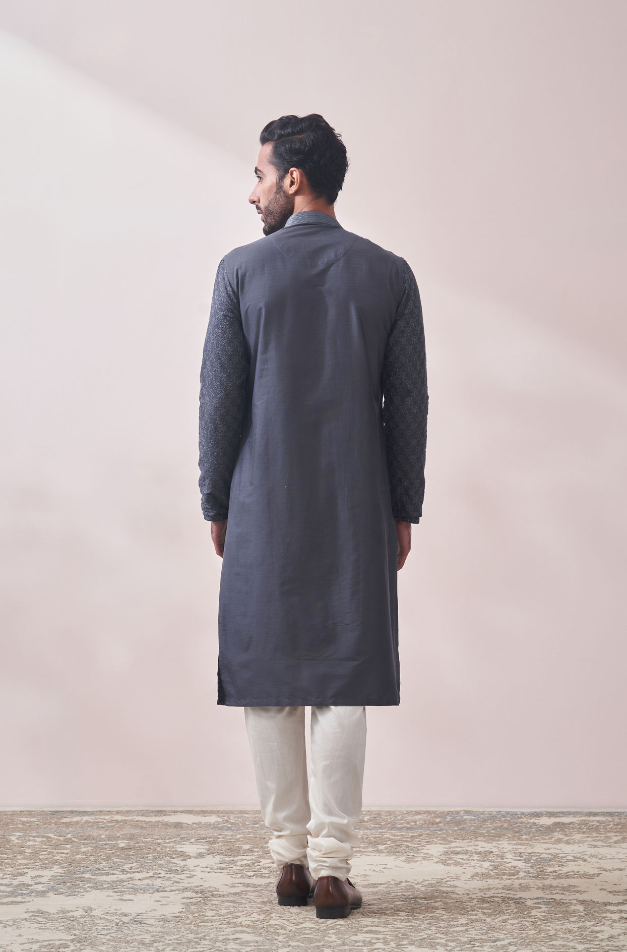 alt message - Manyavar Men Light Grey Self Design Kurta Set image number 4