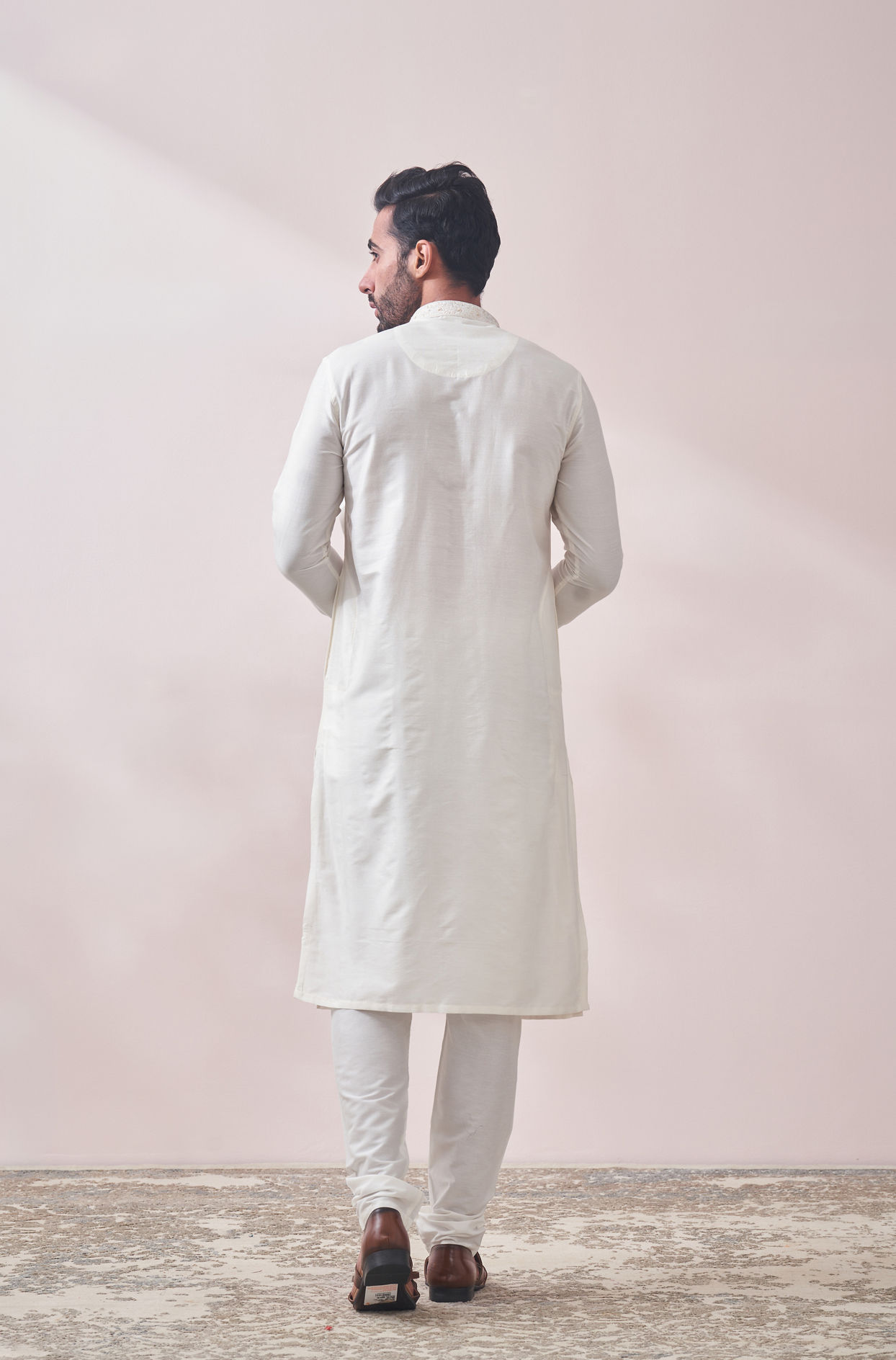Manyavar Men Warm White Solid Kurta Set with Embroidered Collar