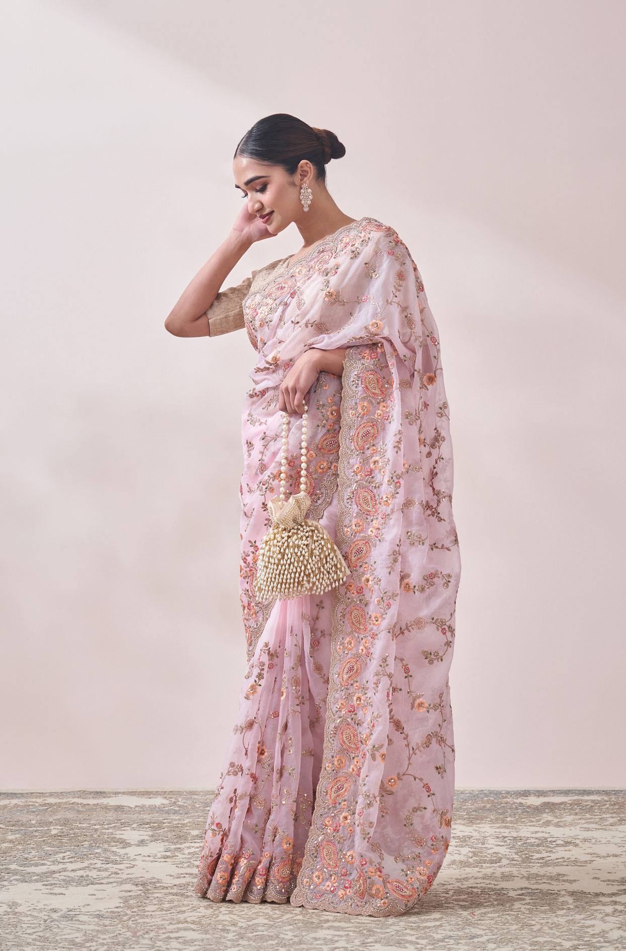 alt message - Mohey Women Light Pink Floral Embroidered Saree image number 3