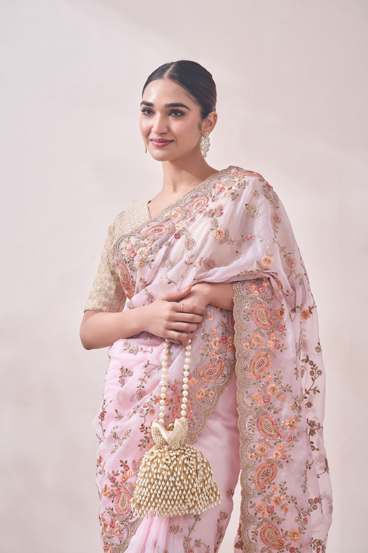 alt message - Mohey Women Light Pink Floral Embroidered Saree image number 1