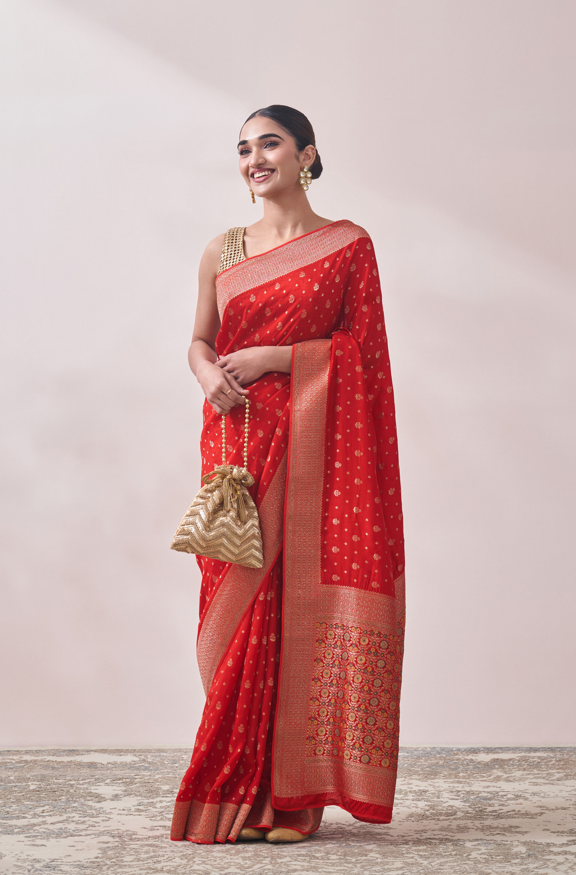 Mohey Women Red Zari Weaved Saree