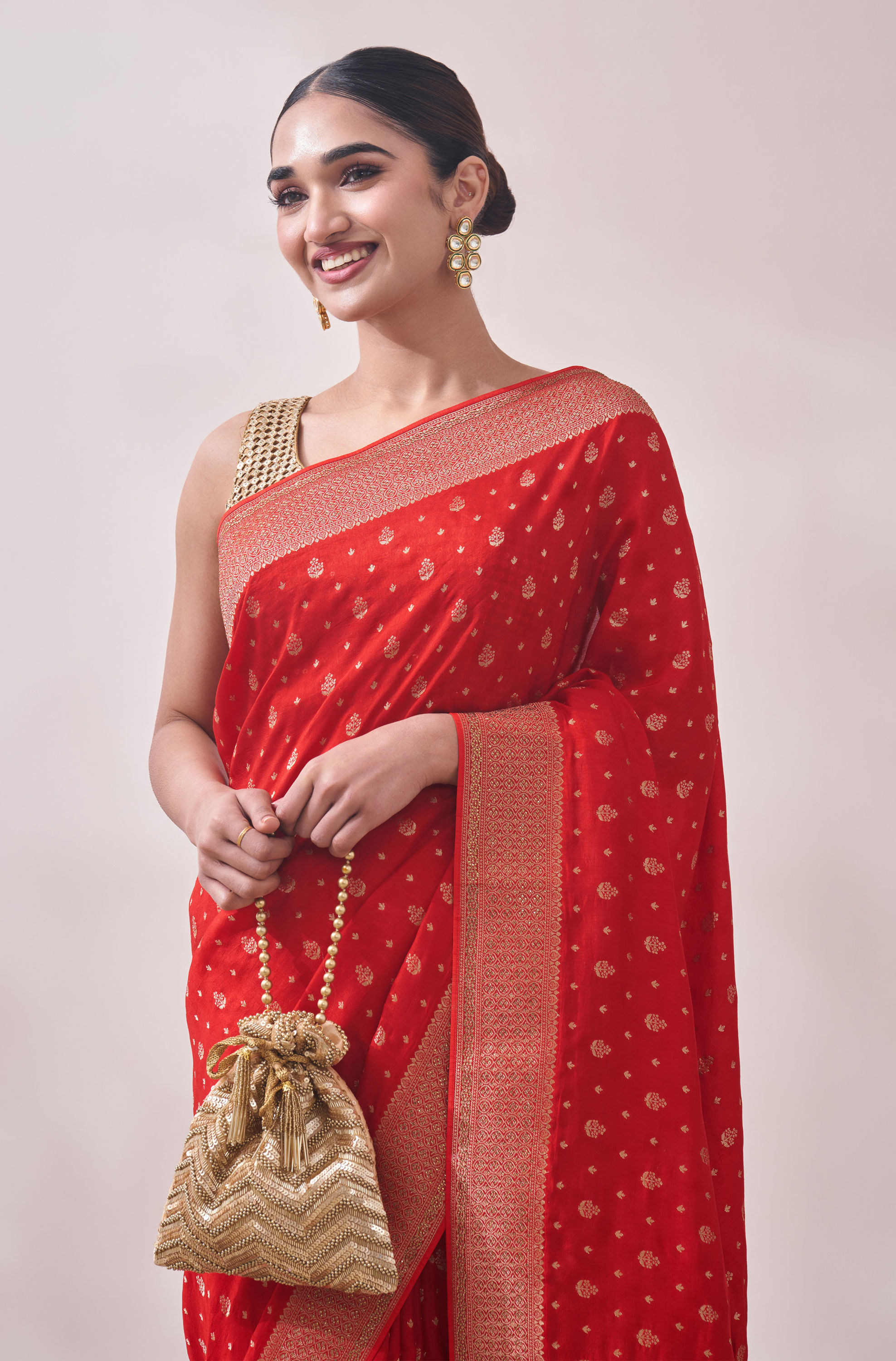 Mohey Women Red Zari Weaved Saree