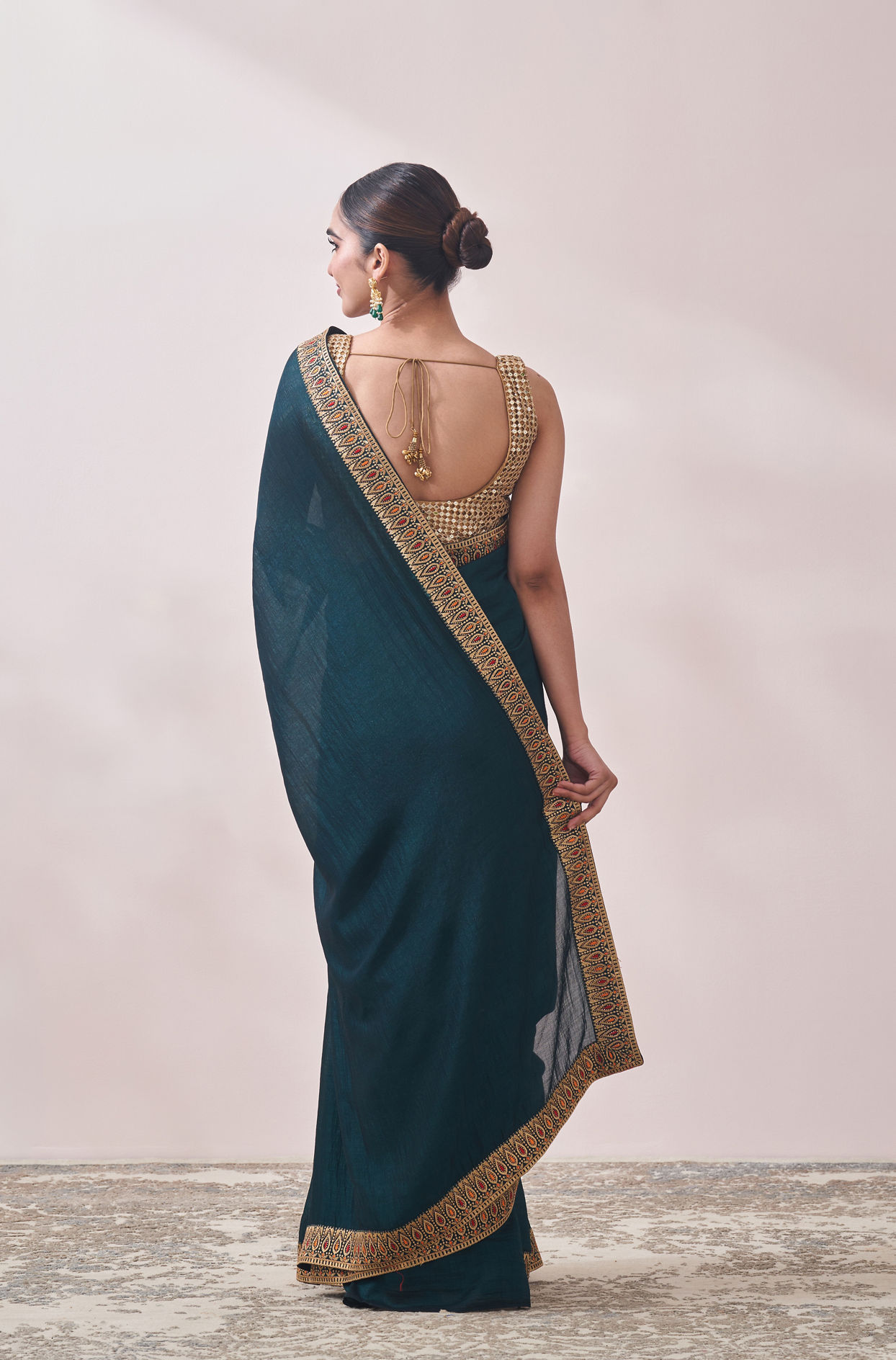 alt message - Mohey Women Dark Green Saree with Contrast Border image number 2