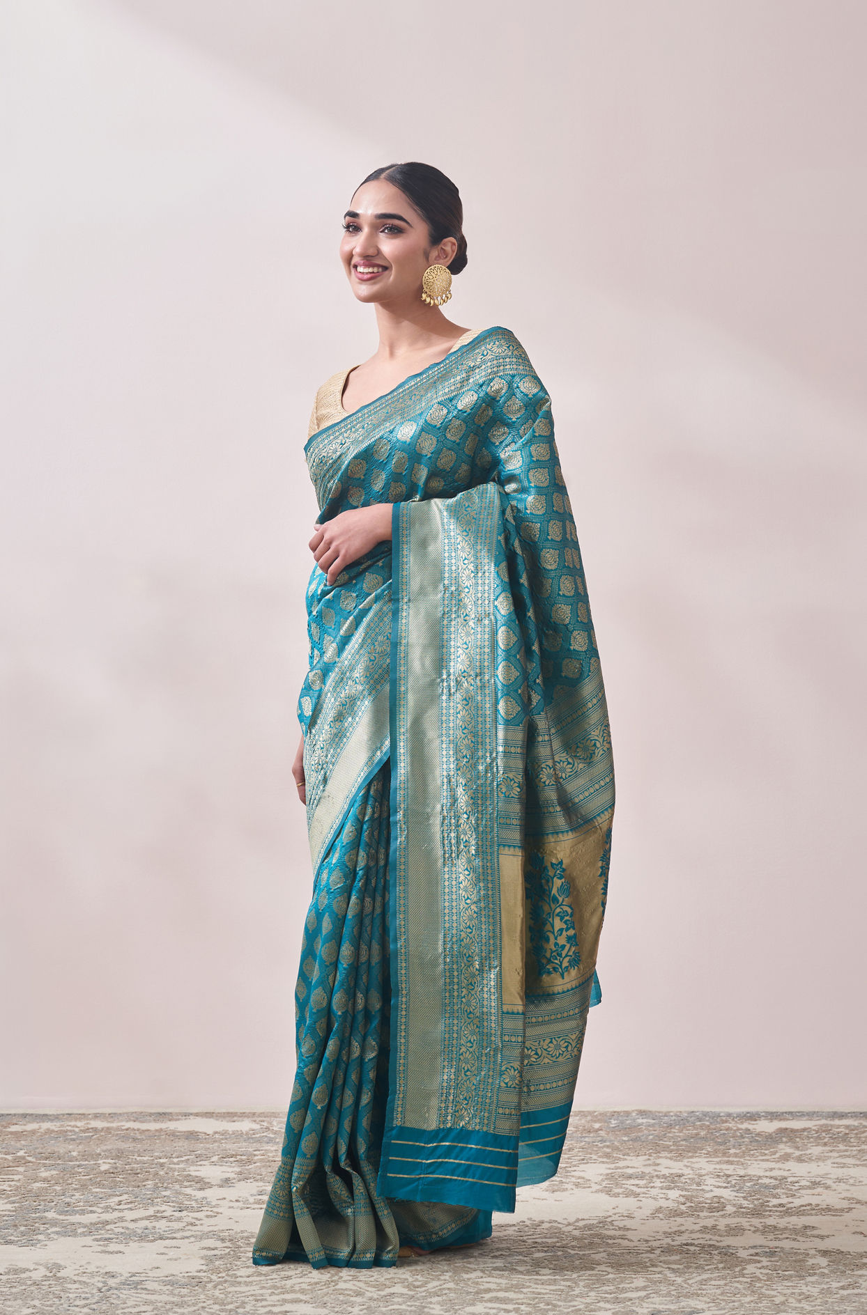 alt message - Mohey Women Turquoise Blue Zari Weaved Saree image number 3