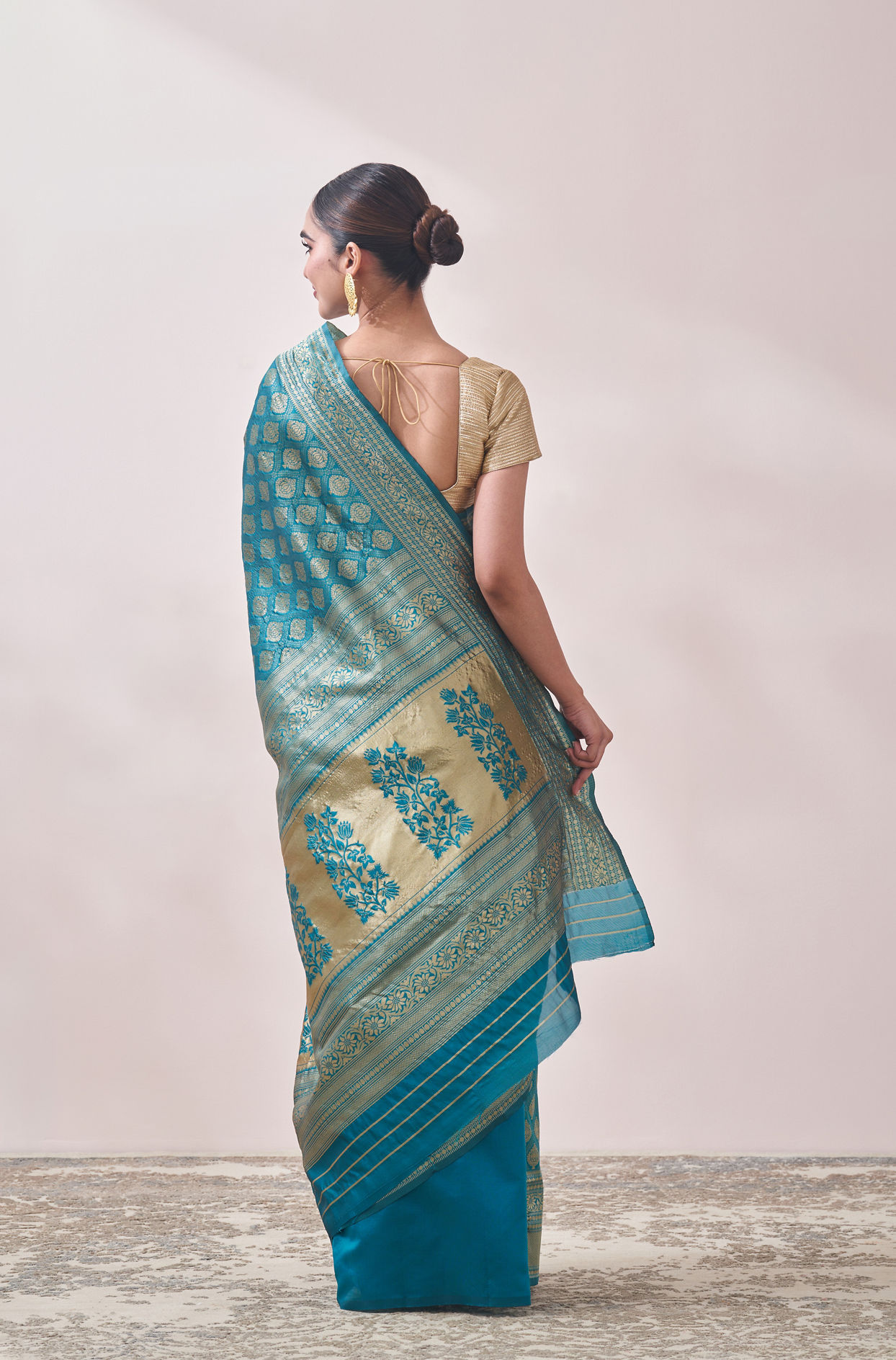 alt message - Mohey Women Turquoise Blue Zari Weaved Saree image number 2