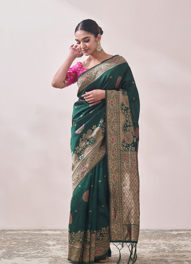 Mohey Women Emerald Green Contrast Embroidered Saree