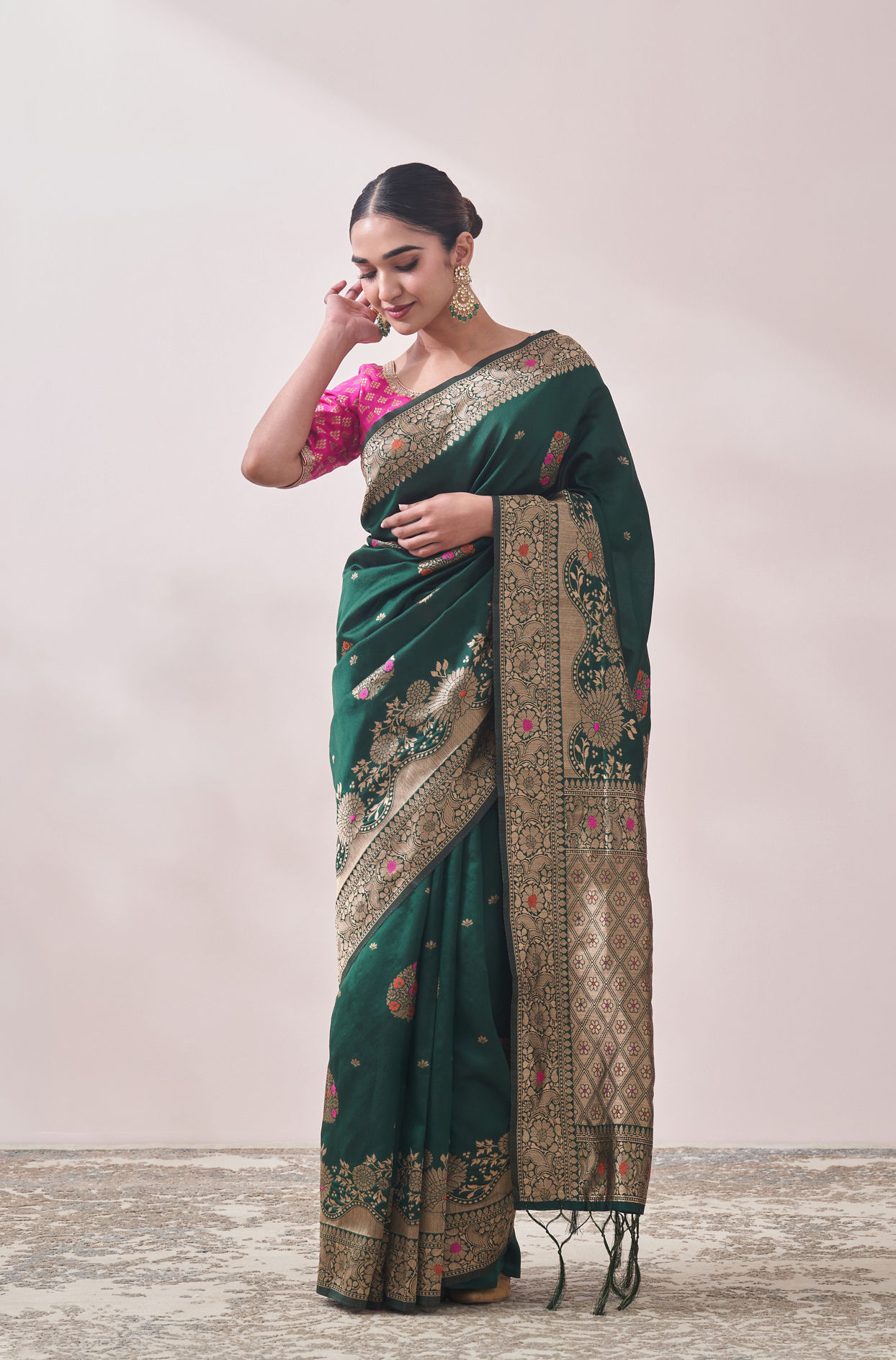 Mohey Women Emerald Green Contrast Embroidered Saree image number 0