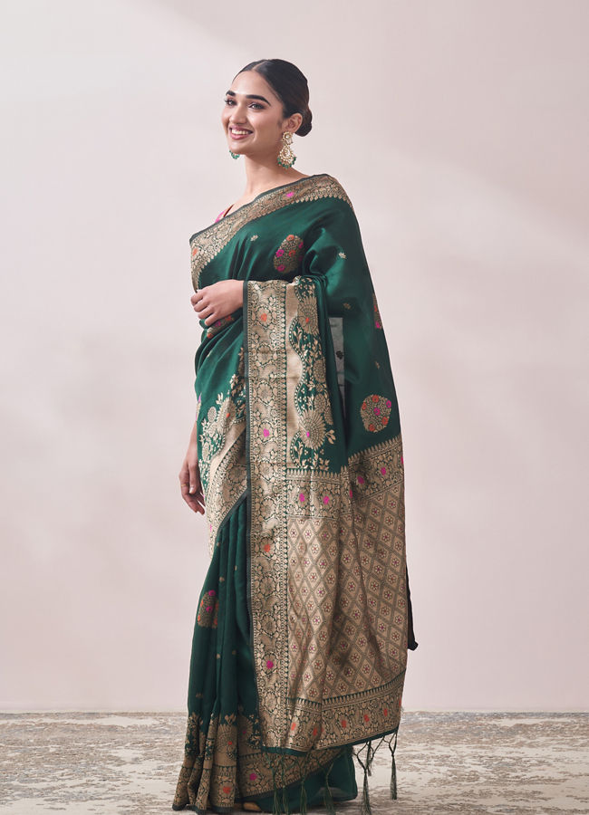 Mohey Women Emerald Green Contrast Embroidered Saree image number 3