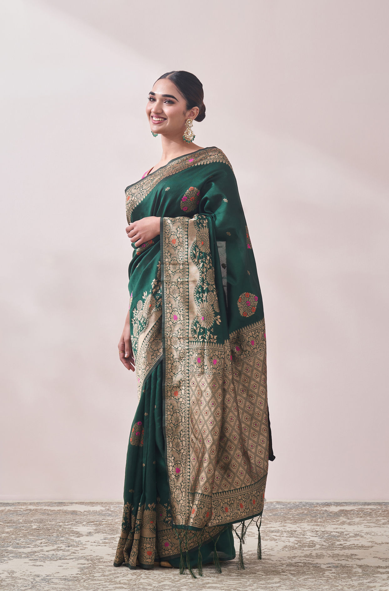 Mohey Women Emerald Green Contrast Embroidered Saree image number 3