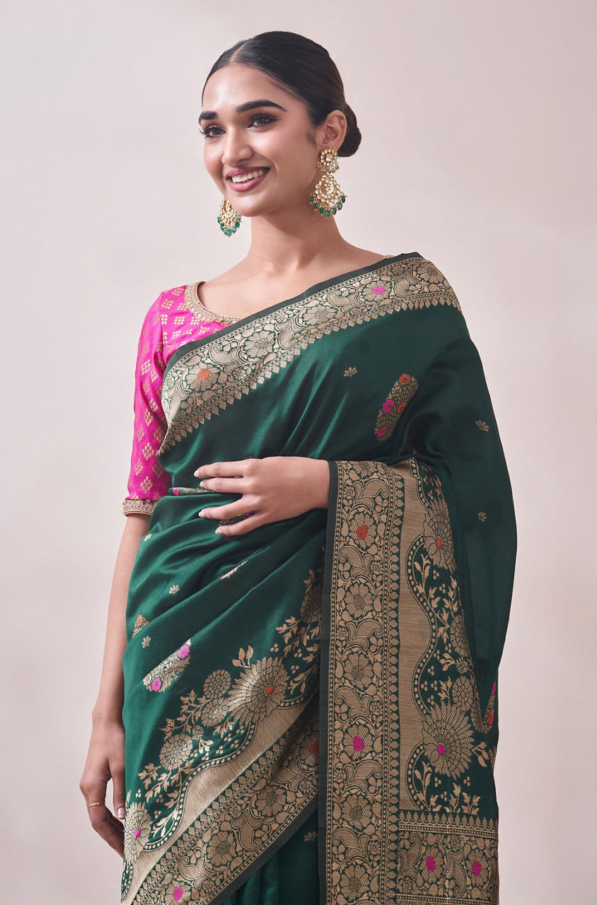 Mohey Women Emerald Green Contrast Embroidered Saree