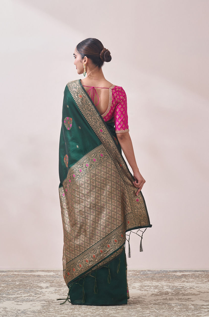 Mohey Women Emerald Green Contrast Embroidered Saree