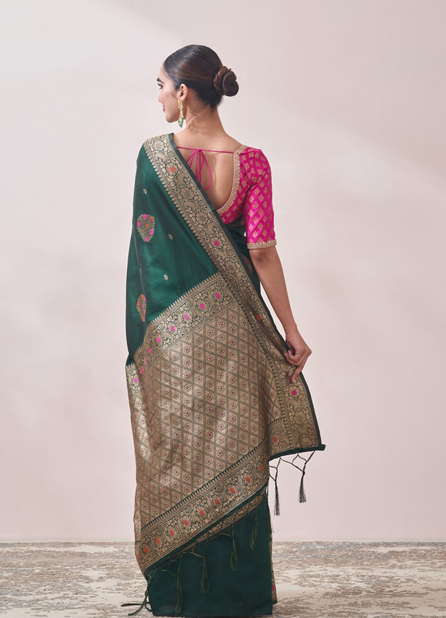 Mohey Women Emerald Green Contrast Embroidered Saree