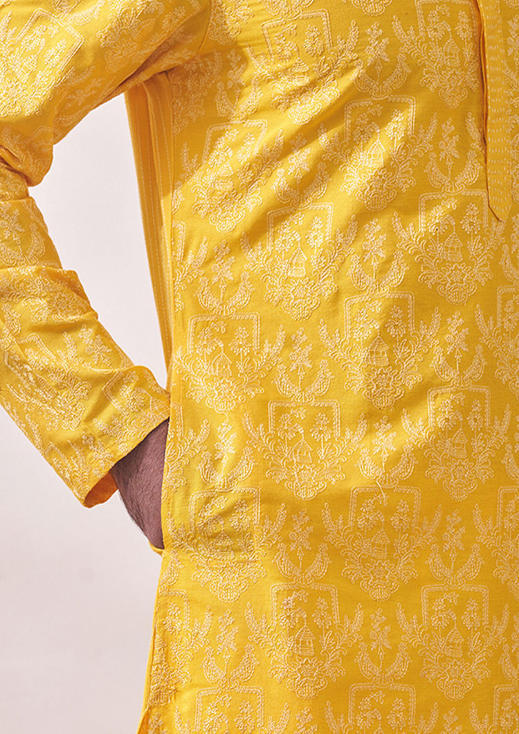 Twamev Men Sunny Yellow Embroidered Kurta Set image number 2