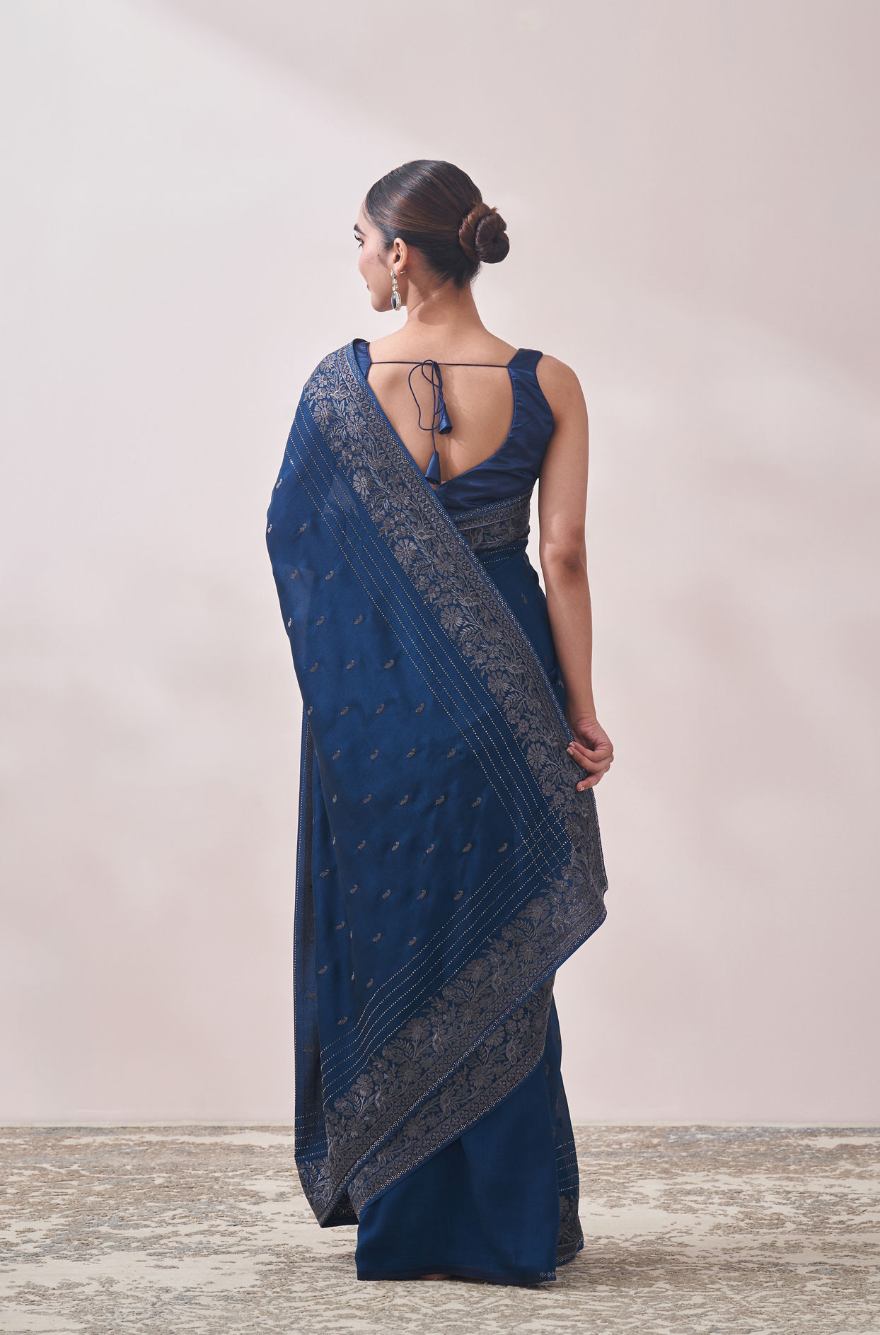 Mohey Women Sapphire Blue Paisley Design Saree