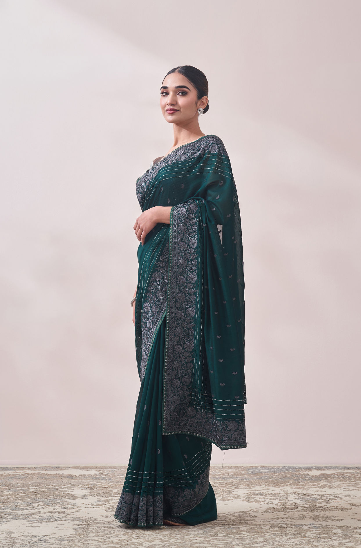 Mohey Women Emerald Green Paisley Design Saree