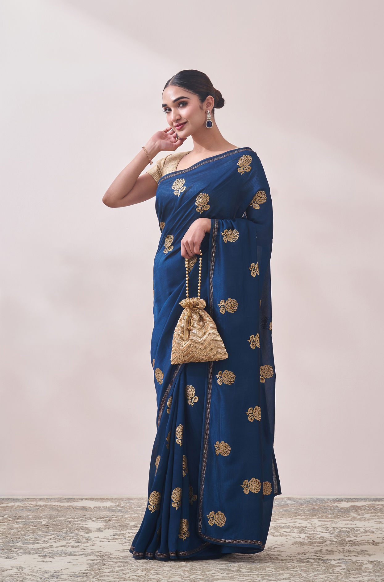 Mohey Women Teal Blue Patterned Saree image number 3