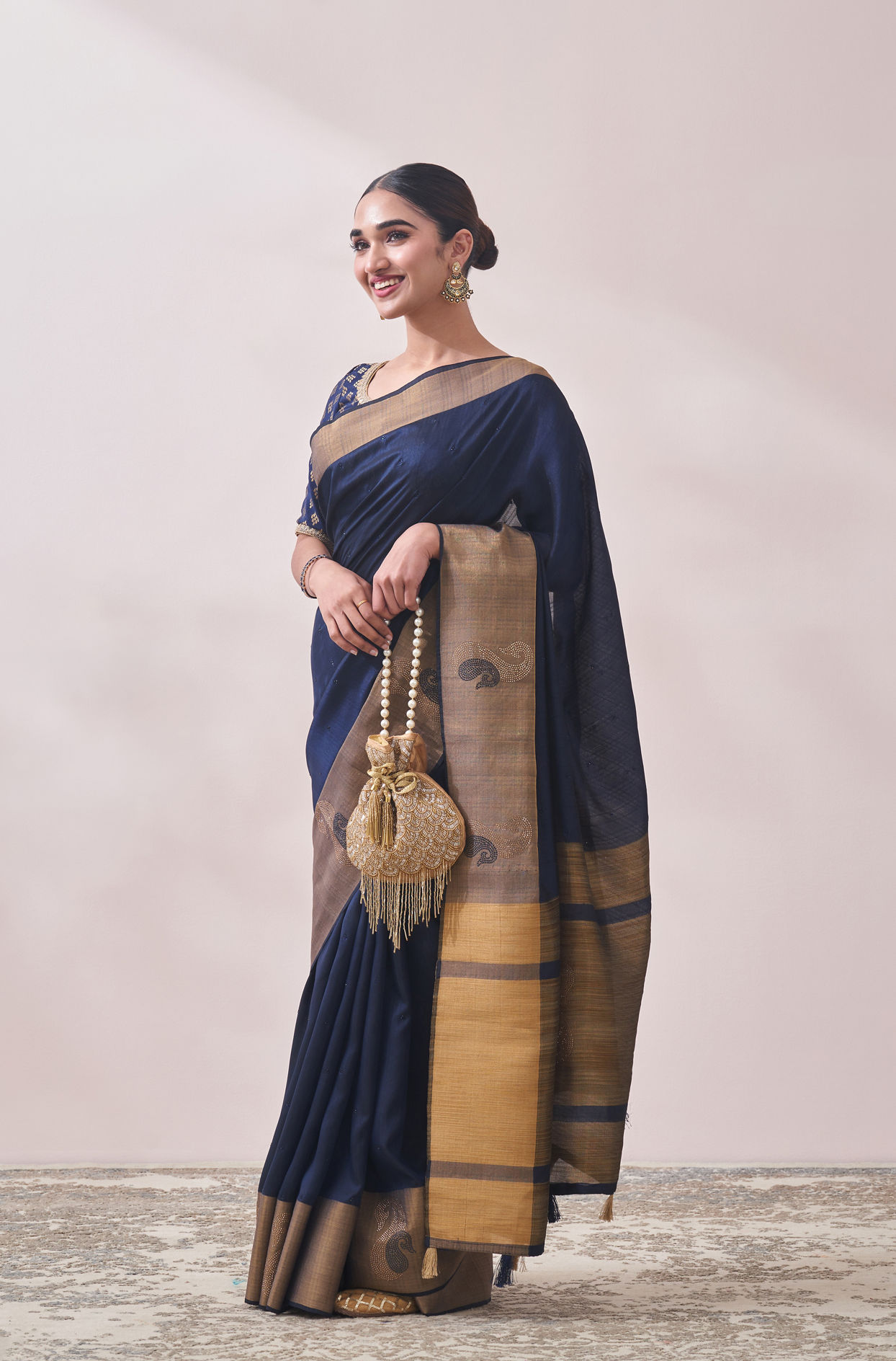 Mohey Women Navy Blue Saree with Contrast Border