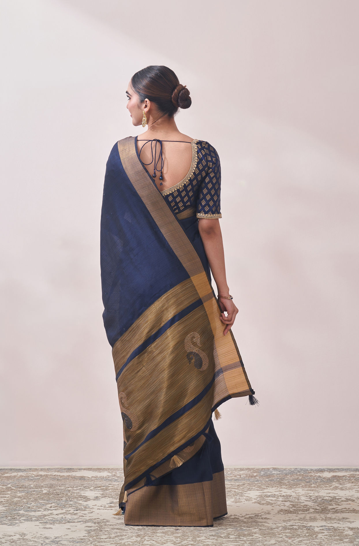 Mohey Women Navy Blue Saree with Contrast Border