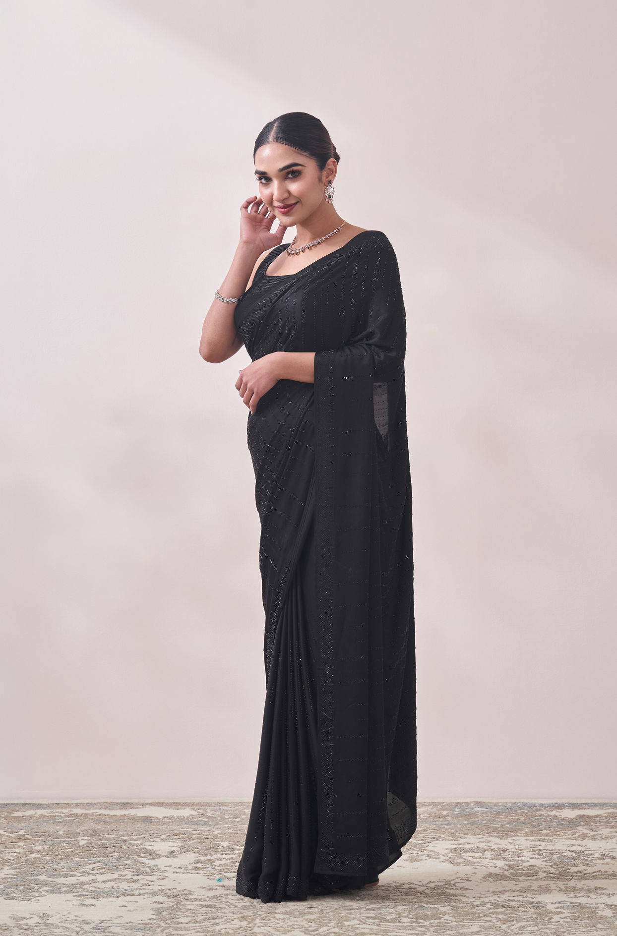 alt message - Mohey Women Black Self Design Saree image number 3