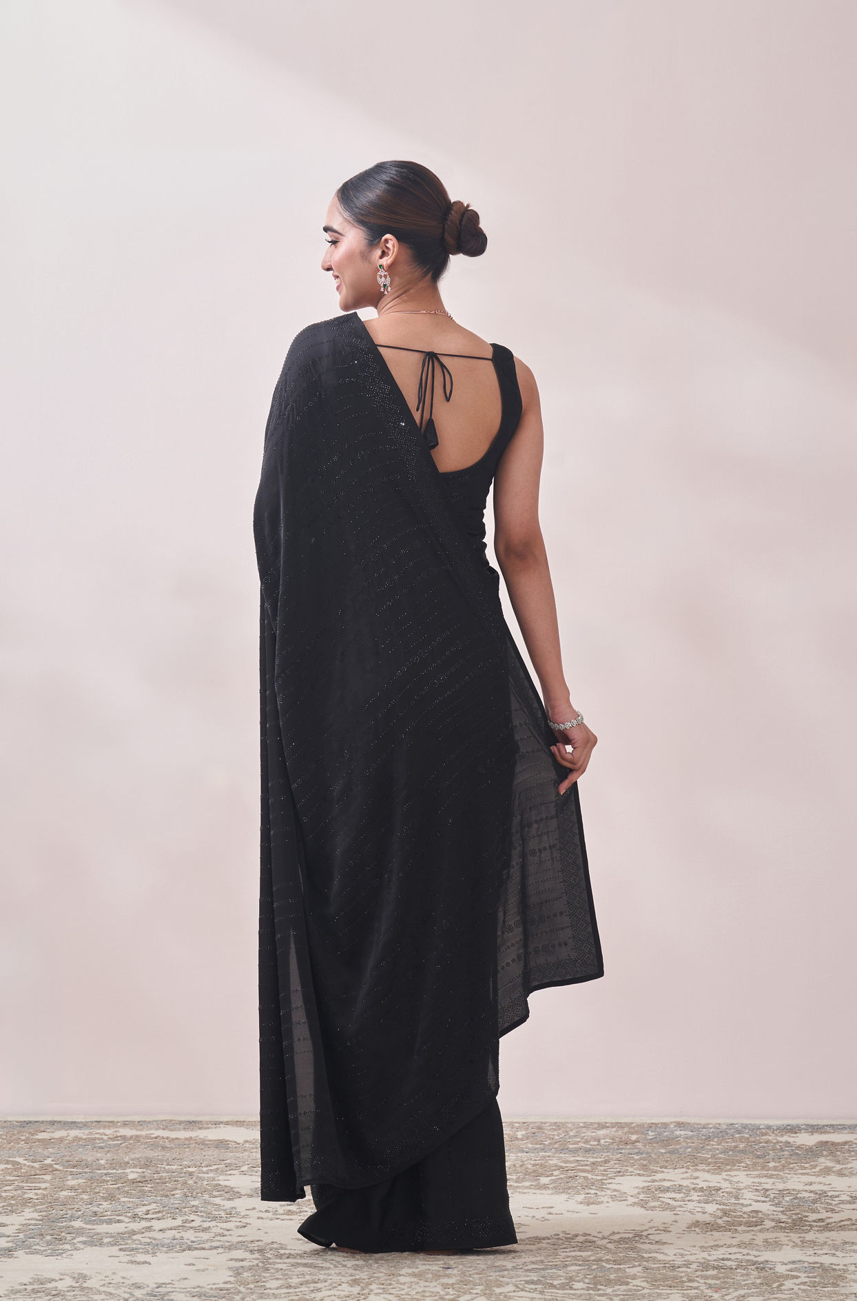 alt message - Mohey Women Black Self Design Saree image number 2