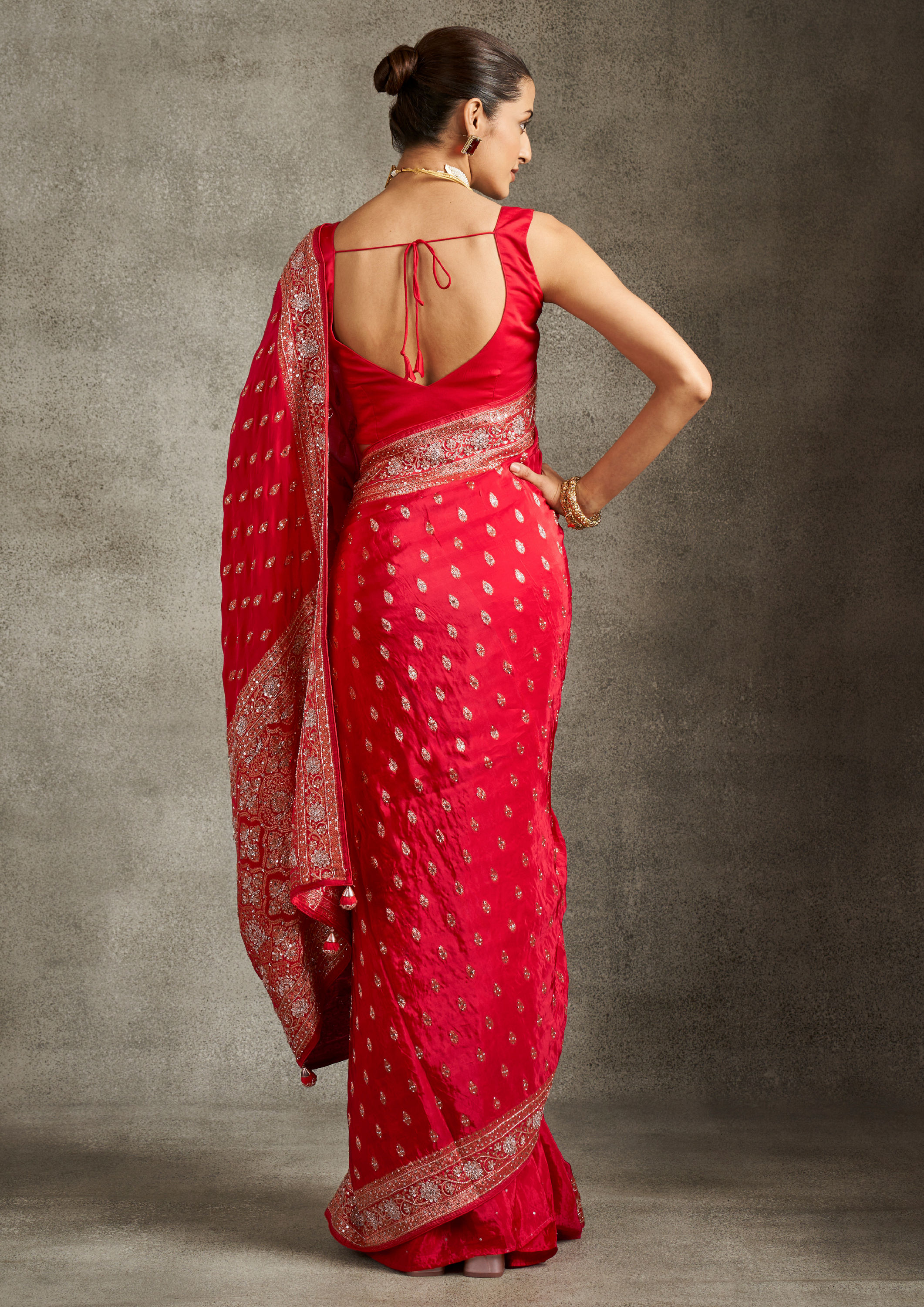 Twamev Women Radiant Red Silk Saree