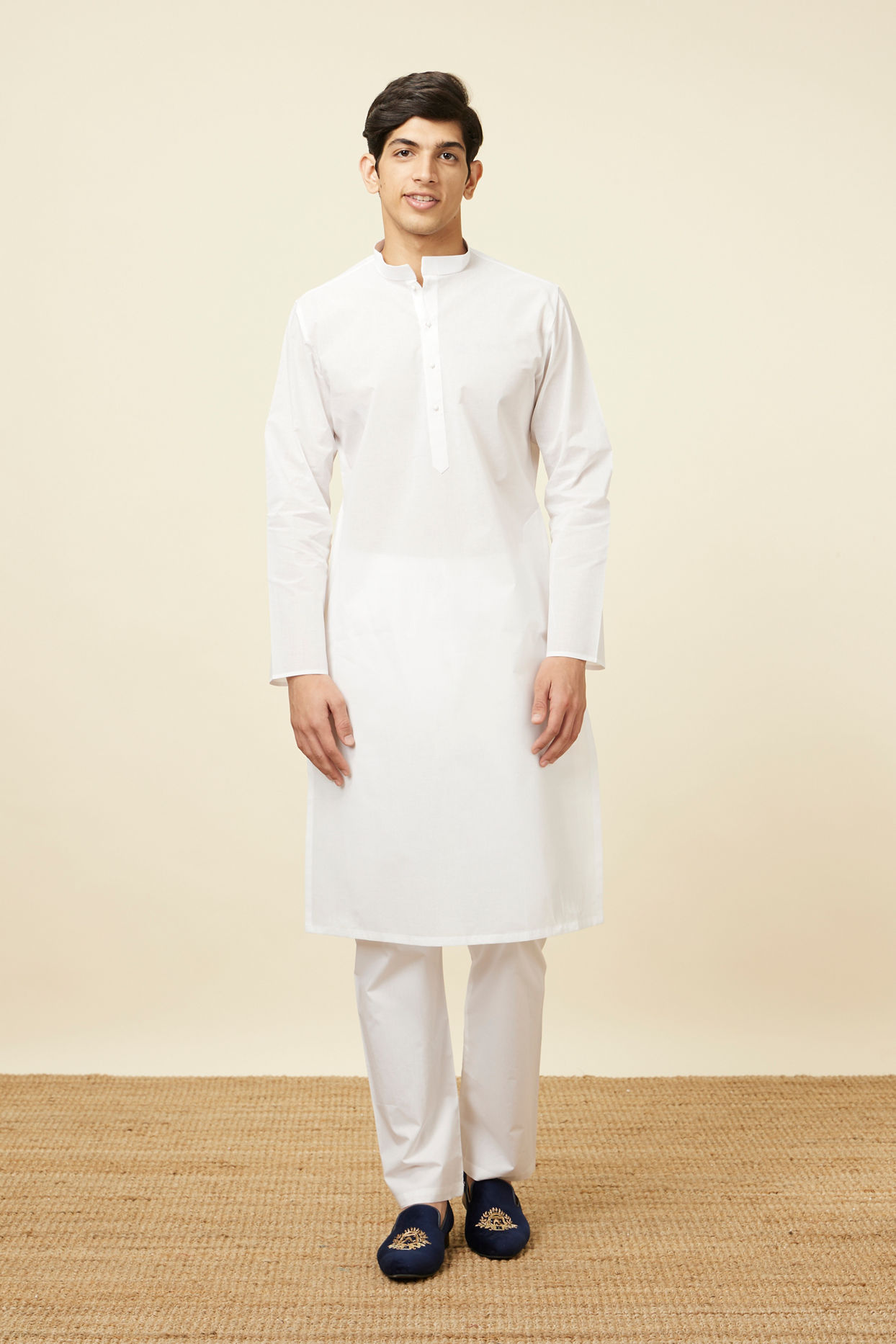 alt message - Manyavar Men White Solid Kurta Set image number 2