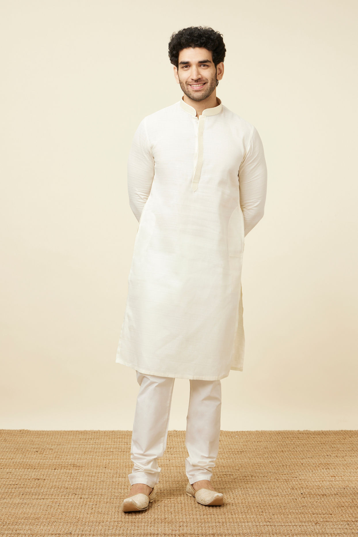 alt message - Manyavar Men Salt White Solid Kurta Set image number 2