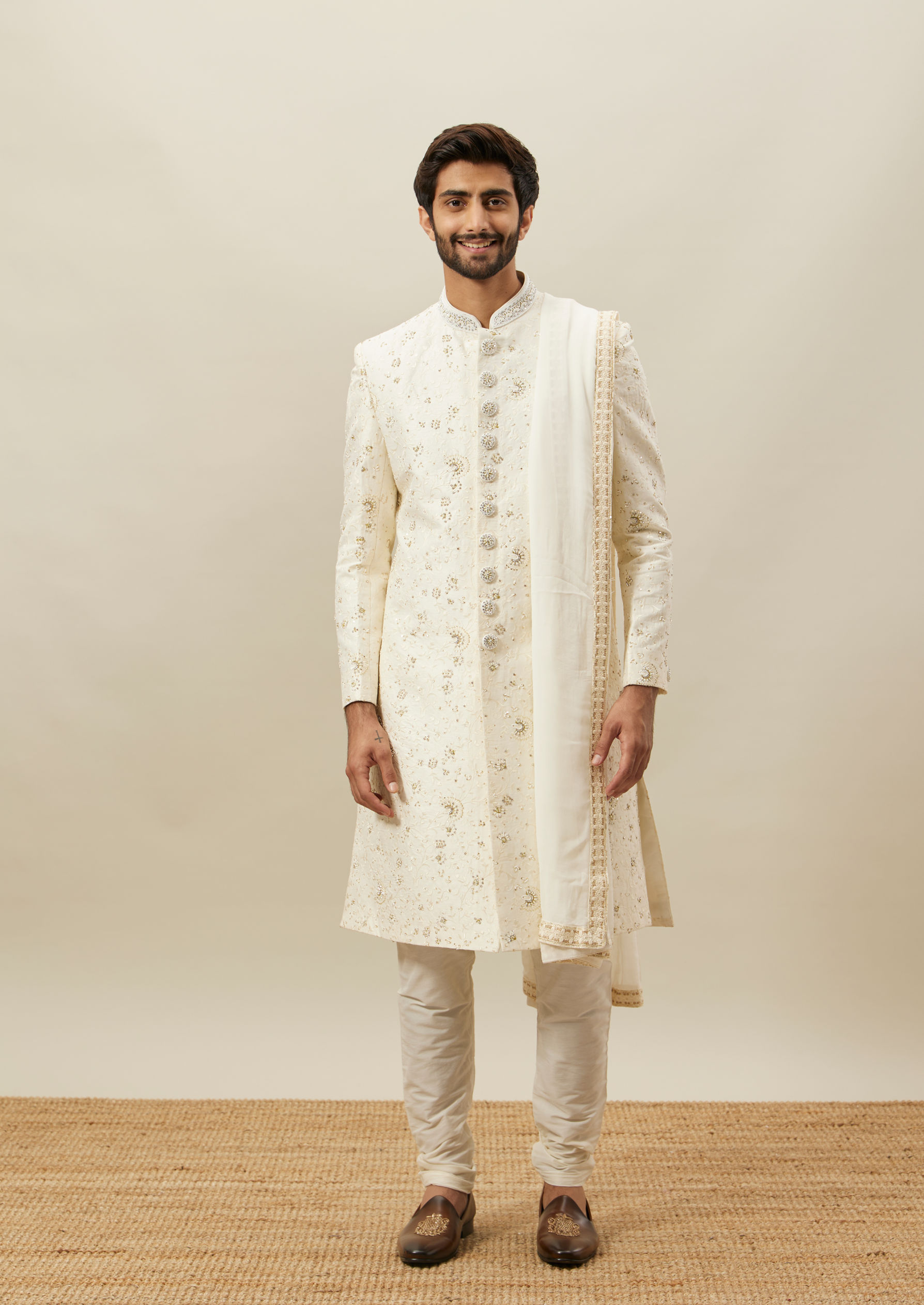 alt message - Twamev Men Ivory Embroidered Sherwani Set image number 2