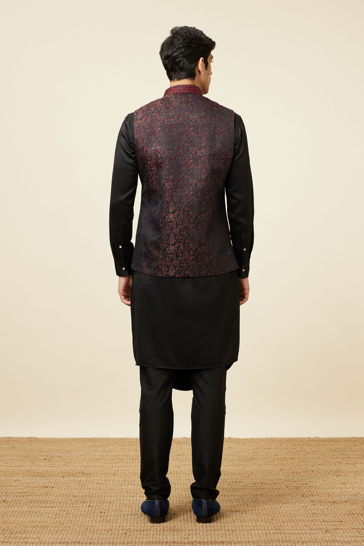 alt message - Manyavar Men Black Draped Kurta Jacket Set image number 4