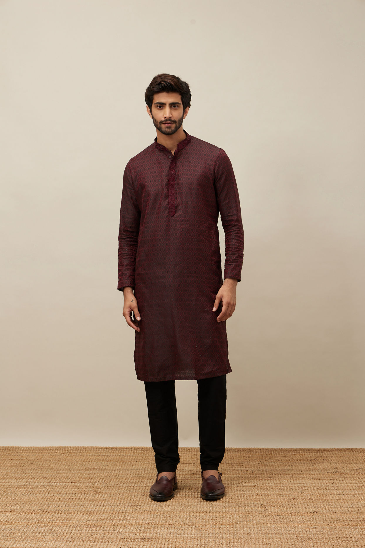 alt message - Manyavar Men Maroon Ogee Patterned Kurta Set image number 2