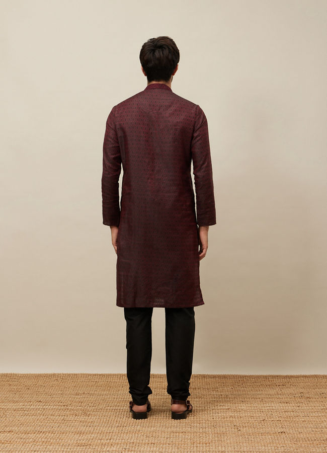 alt message - Manyavar Men Maroon Ogee Patterned Kurta Set image number 4