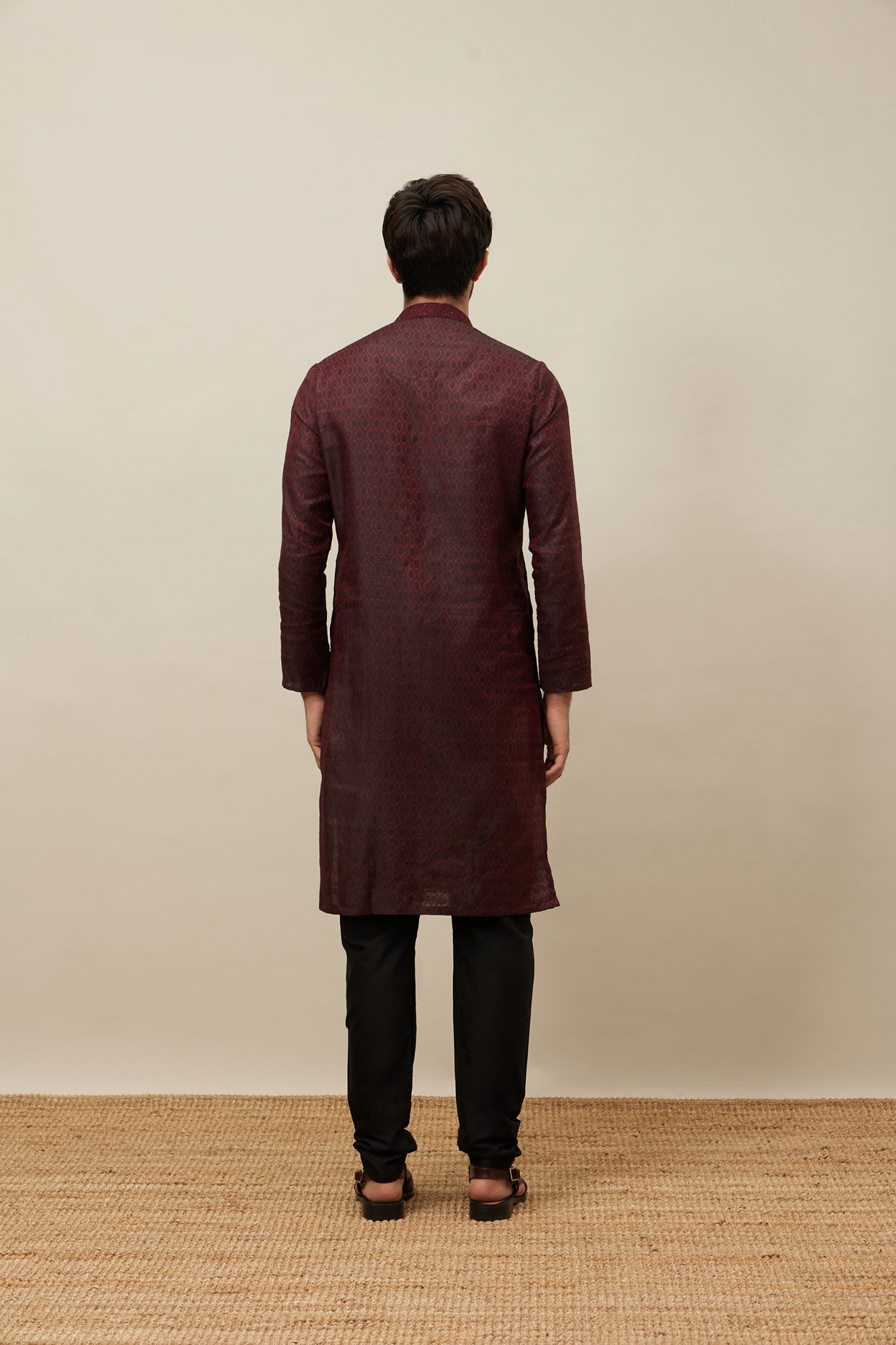 alt message - Manyavar Men Maroon Ogee Patterned Kurta Set image number 4