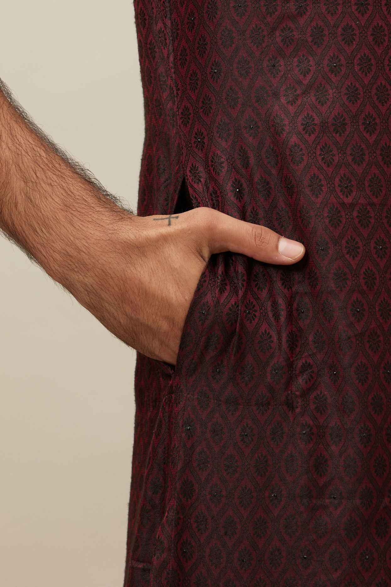 alt message - Manyavar Men Maroon Ogee Patterned Kurta Set image number 3