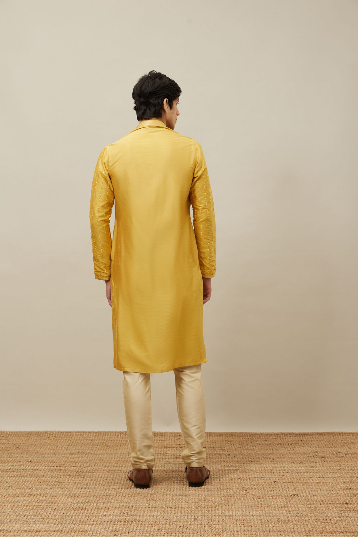 alt message - Manyavar Men Aurora Gold Vertical Patterned Kurta Set image number 4