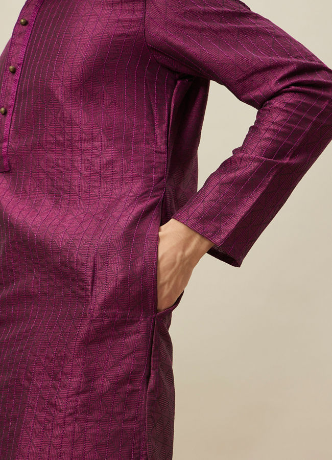 alt message - Manyavar Men Magenta Pink Vertical Striped Kurta Set image number 3